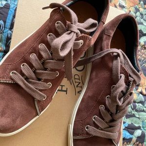 Ladies Frye low top Shoes